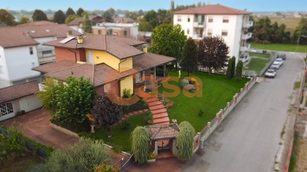 casa indipendente in vendita a Cadeo in zona Roveleto