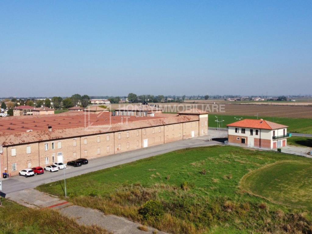 locale commerciale in vendita a Cadeo