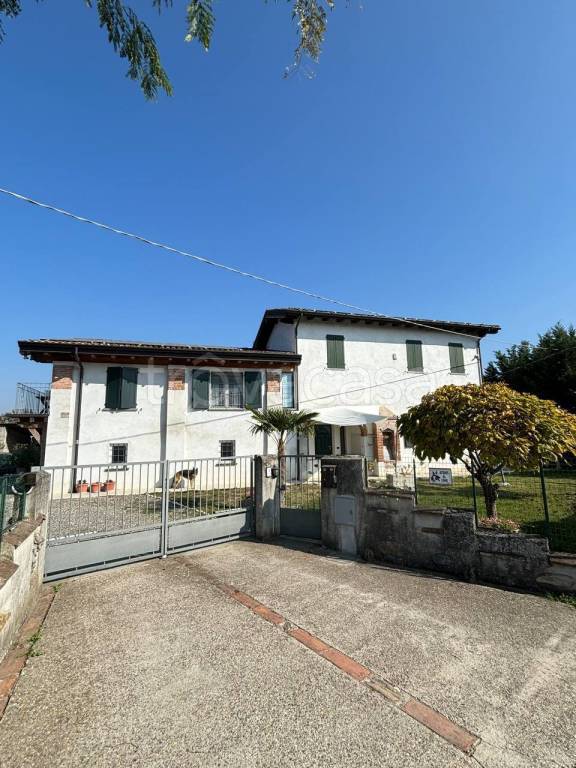 casa indipendente in vendita a Cadeo in zona Saliceto