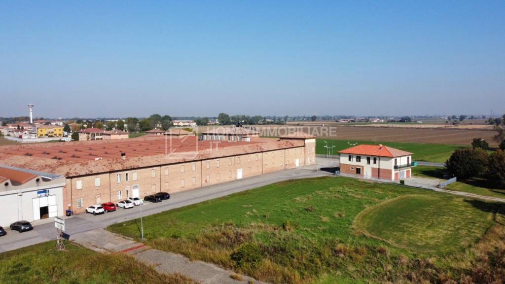 locale commerciale in vendita a Cadeo