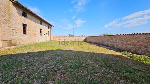 casale in vendita a Cadeo