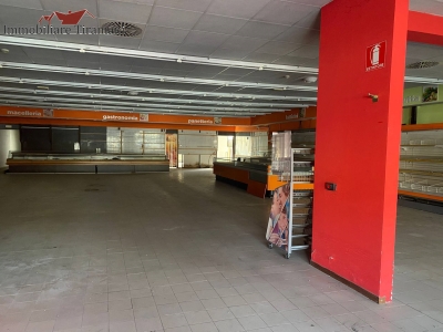 locale commerciale in vendita a Cadeo in zona Roveleto