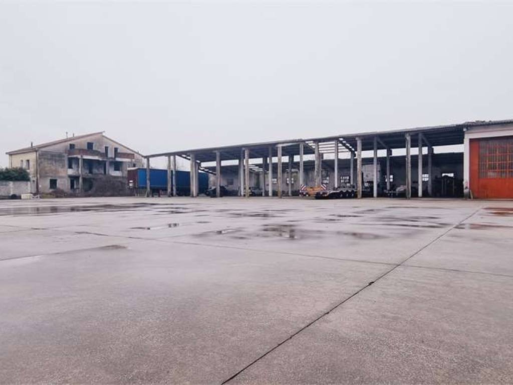 locale commerciale in vendita a Cadeo