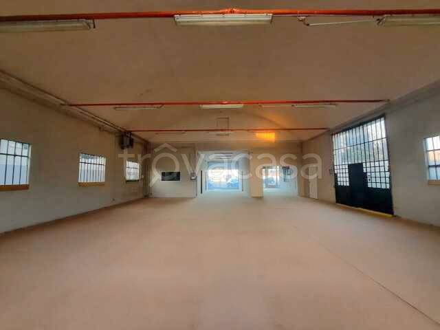 locale commerciale in vendita a Cadeo in zona Roveleto