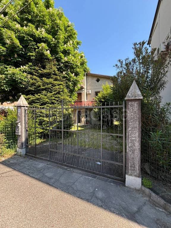 casa indipendente in vendita a Cadeo in zona Fontana Fredda