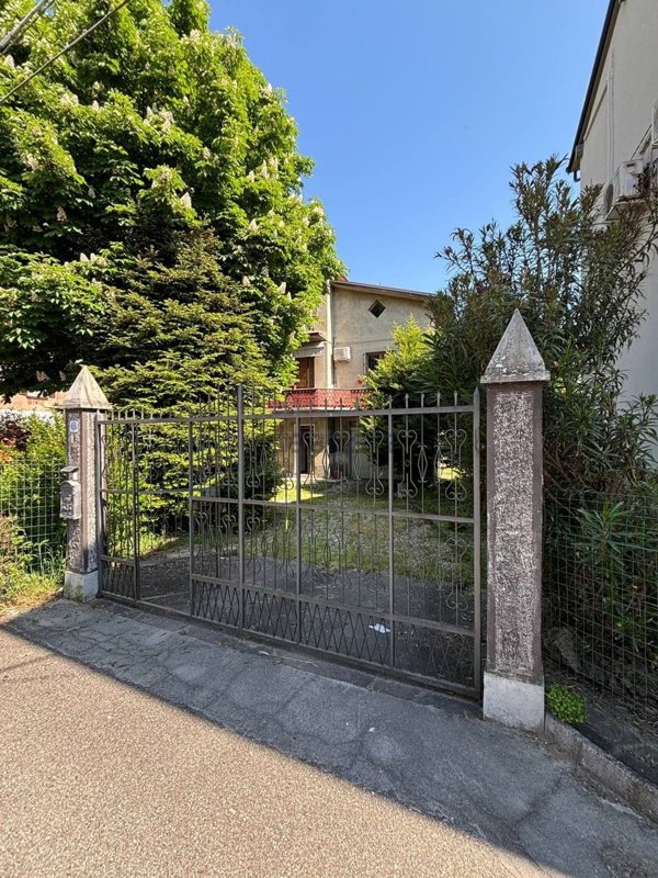 casa indipendente in vendita a Cadeo in zona Fontana Fredda