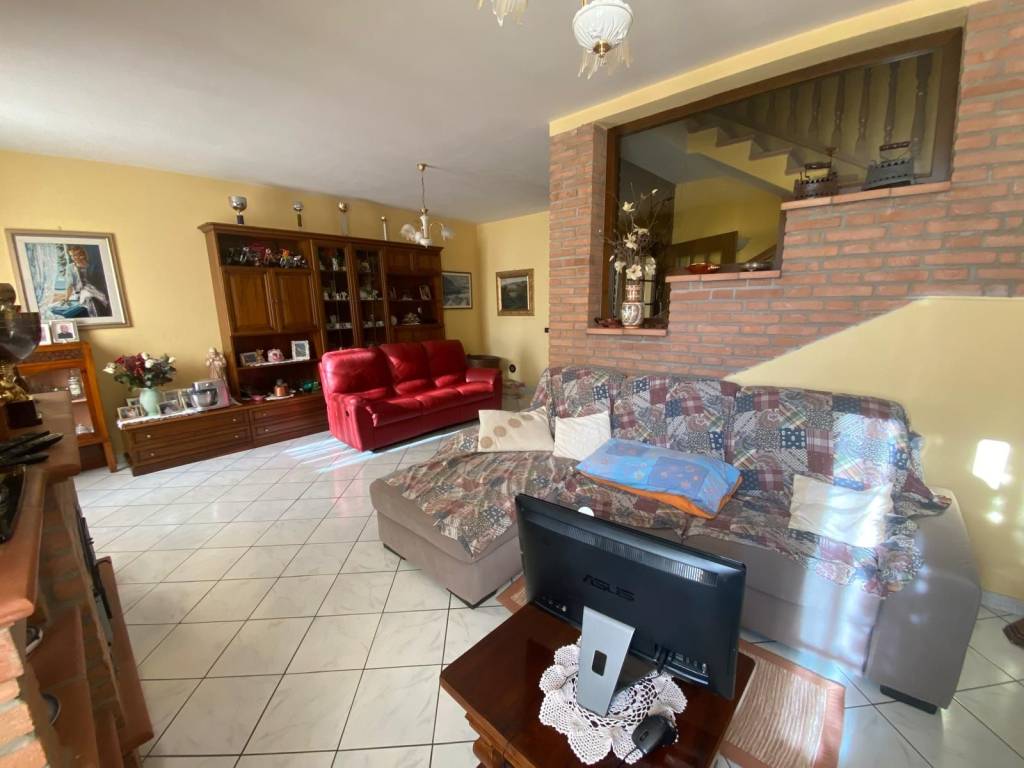 casa indipendente in vendita a Cadeo in zona Roveleto