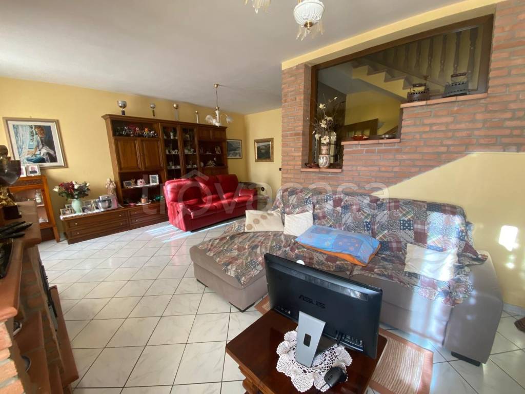 casa indipendente in vendita a Cadeo in zona Roveleto