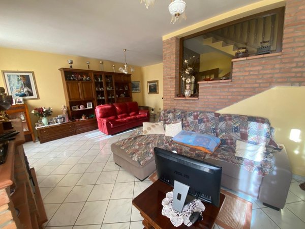 casa indipendente in vendita a Cadeo in zona Roveleto