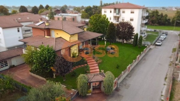 casa indipendente in vendita a Cadeo in zona Roveleto