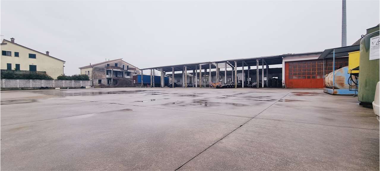 capannone in vendita a Cadeo