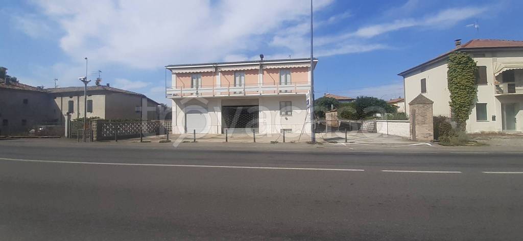 negozio in vendita a Cadeo in zona Roveleto