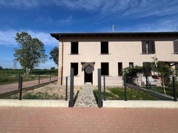 casa indipendente in vendita a Cadeo in zona Roveleto