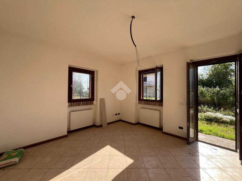 appartamento in vendita a Cadeo in zona Roveleto