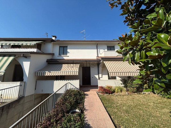 casa indipendente in vendita a Cadeo in zona Roveleto