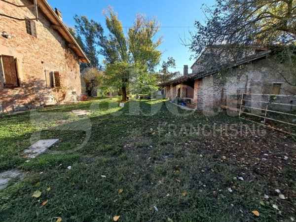 casale in vendita a Calendasco