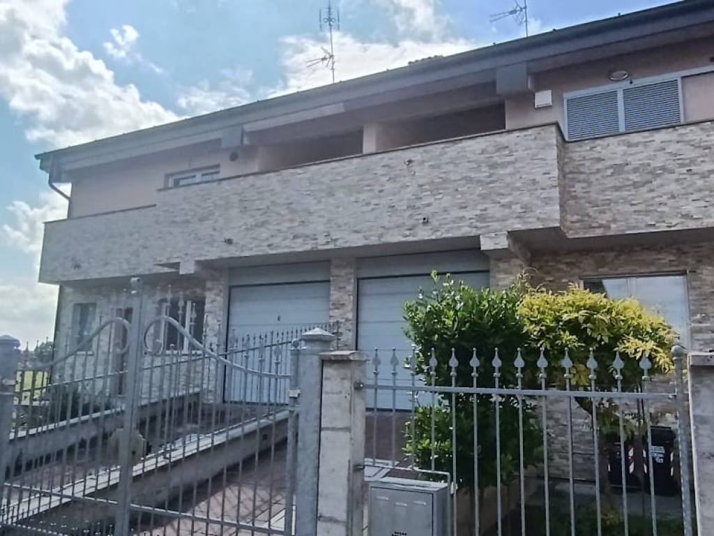casa indipendente in vendita a Calendasco in zona Cotrebbia Nuova
