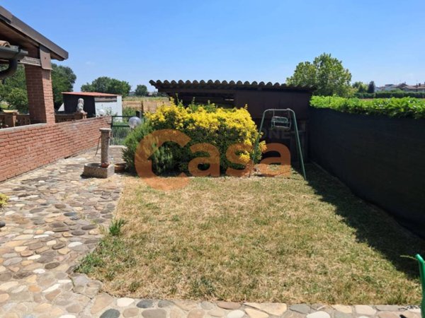 casa indipendente in vendita a Calendasco in zona Cotrebbia Nuova