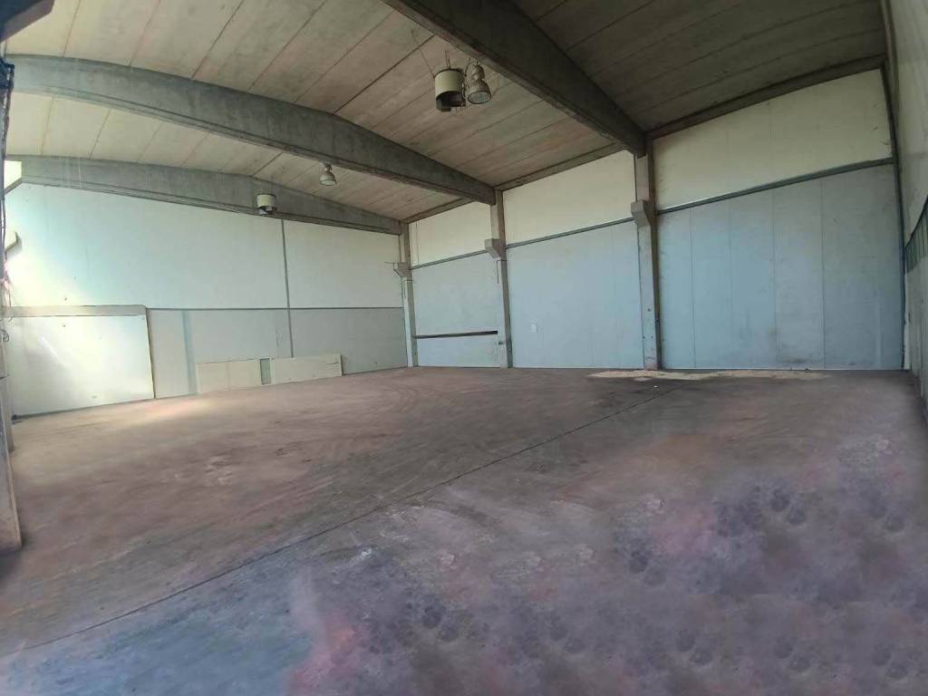 locale commerciale in vendita a Calendasco