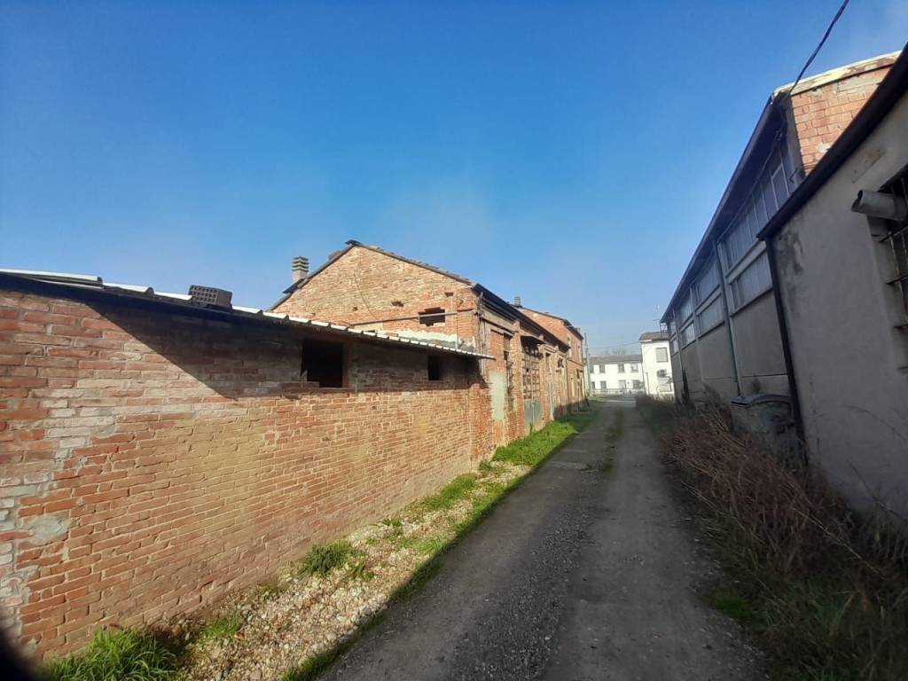 locale commerciale in vendita a Calendasco