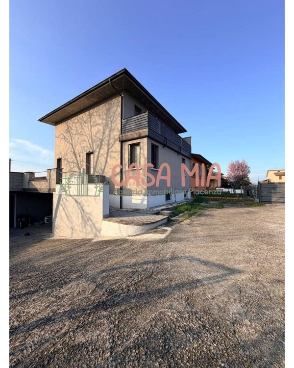 casa indipendente in vendita a Calendasco in zona Cotrebbia Nuova