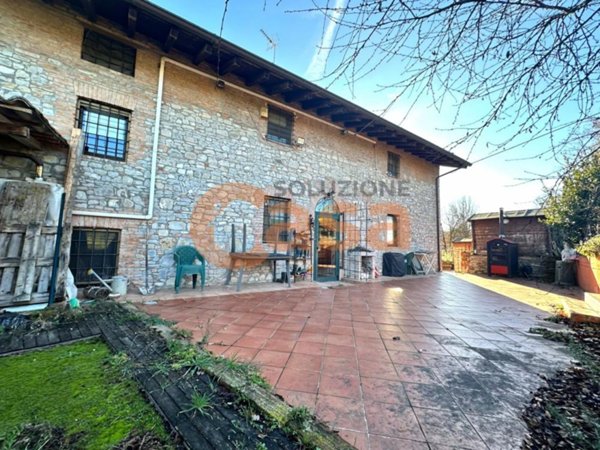 casa indipendente in vendita a Carpaneto Piacentino in zona Rezzano