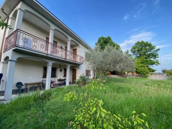 casa indipendente in vendita a Carpaneto Piacentino