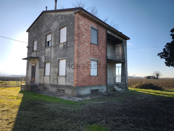 casa indipendente in vendita a Carpaneto Piacentino