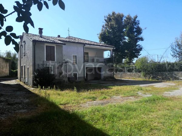 casa indipendente in vendita a Carpaneto Piacentino