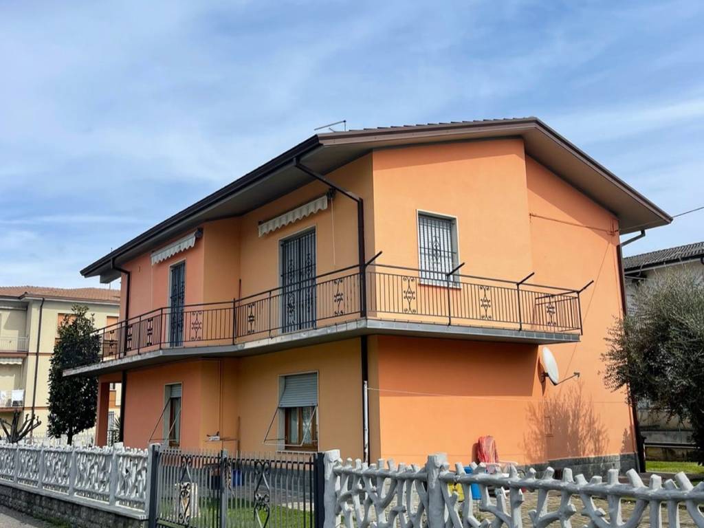 casa indipendente in vendita a Carpaneto Piacentino