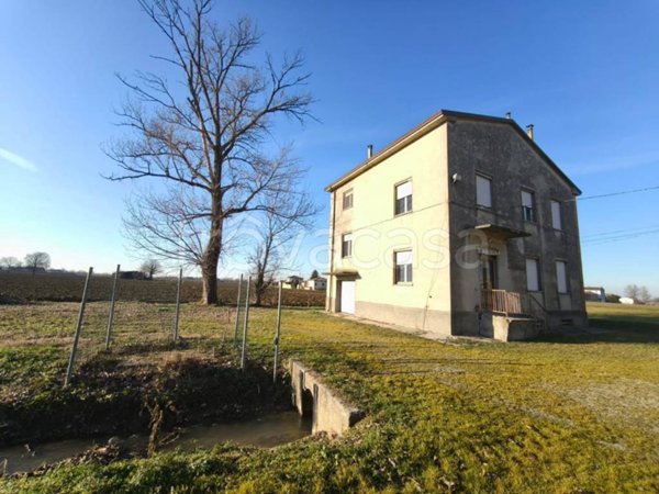 casa indipendente in vendita a Carpaneto Piacentino