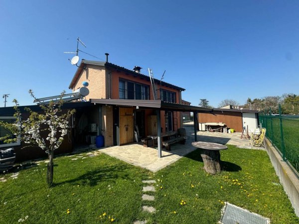 casa indipendente in vendita a Carpaneto Piacentino