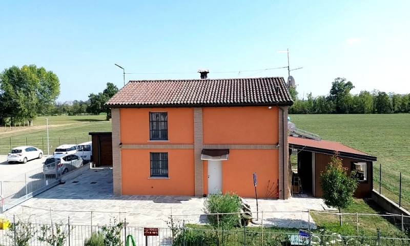 casa indipendente in vendita a Carpaneto Piacentino in zona Chero