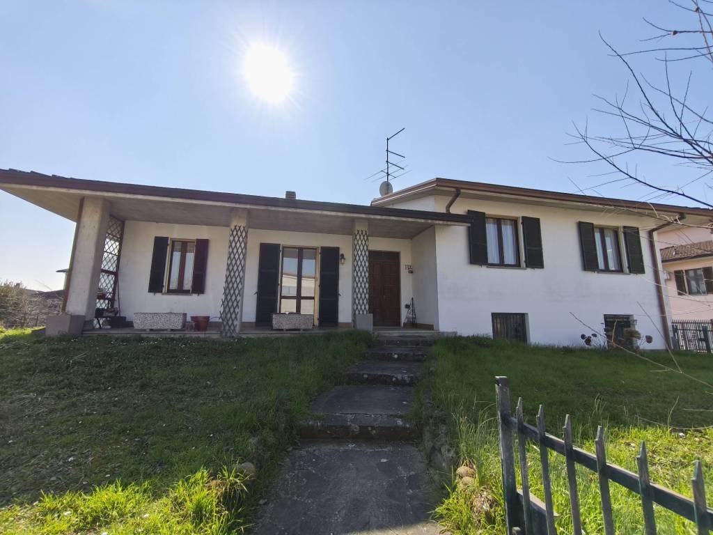 casa indipendente in vendita a Carpaneto Piacentino