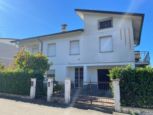 casa indipendente in vendita a Carpaneto Piacentino