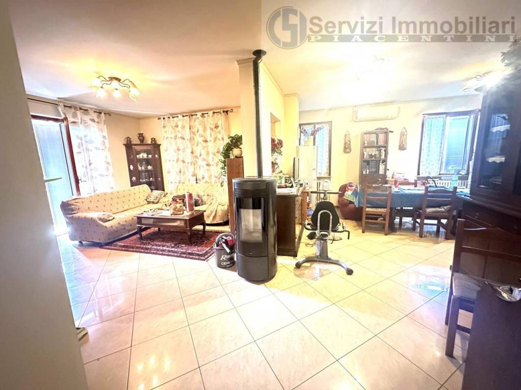 casa indipendente in vendita a Carpaneto Piacentino