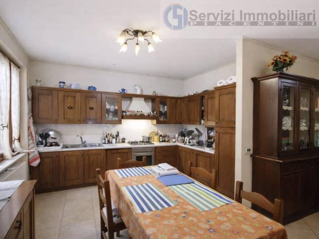 casa indipendente in vendita a Carpaneto Piacentino