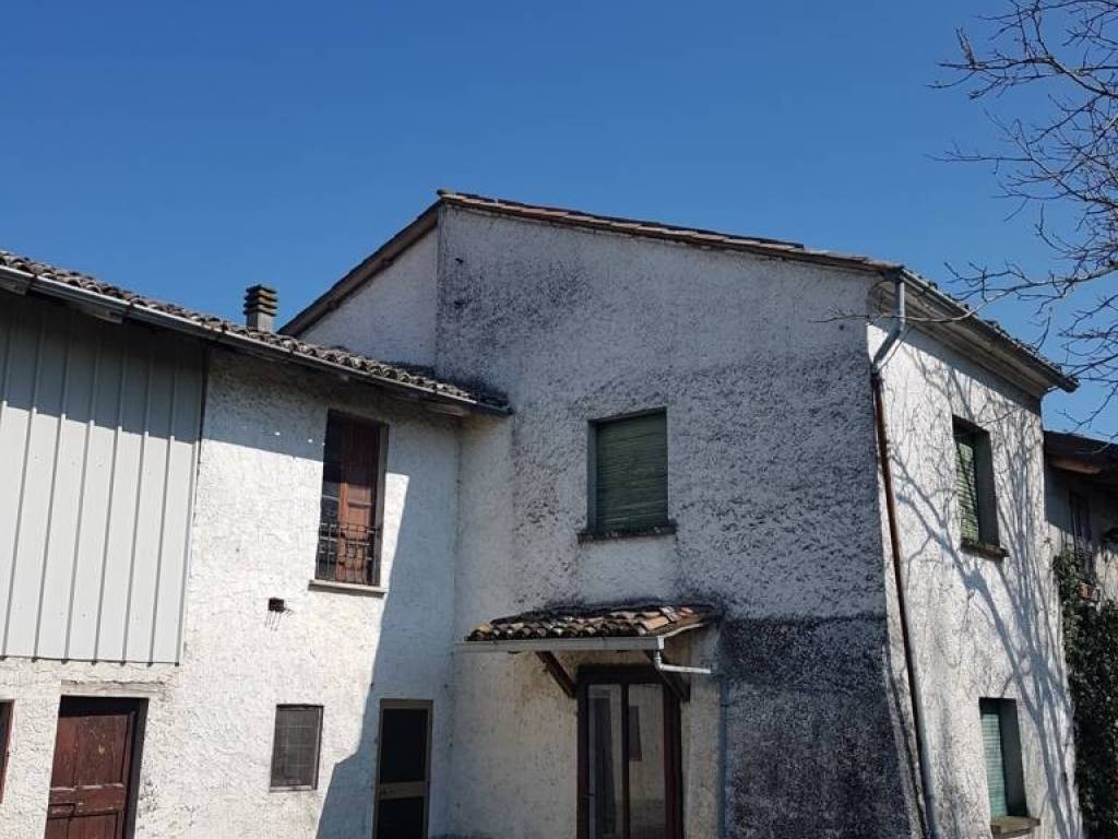 casa indipendente in vendita a Carpaneto Piacentino in zona Chero