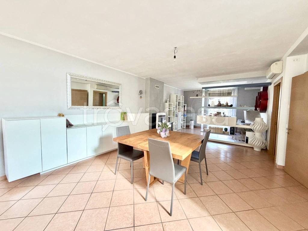 casa indipendente in vendita a Carpaneto Piacentino