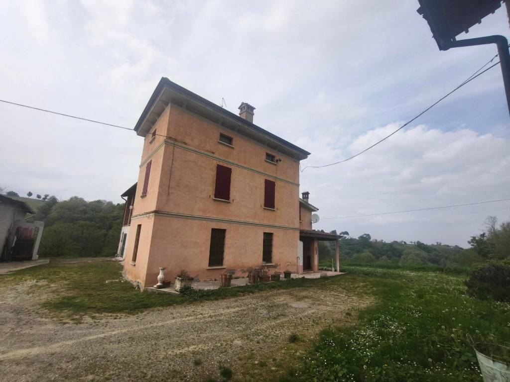 casa indipendente in vendita a Carpaneto Piacentino