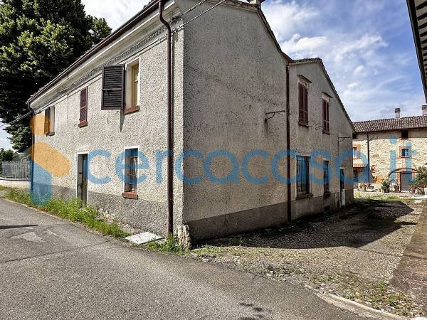 casa indipendente in vendita a Carpaneto Piacentino in zona Rezzano