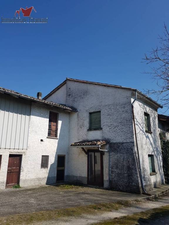 casa indipendente in vendita a Carpaneto Piacentino in zona Chero