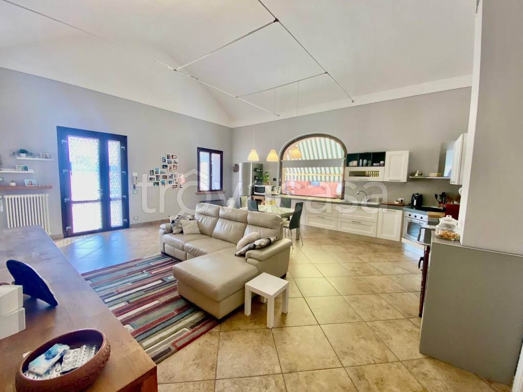 casa indipendente in vendita a Carpaneto Piacentino