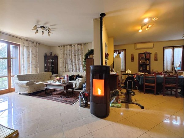casa indipendente in vendita a Carpaneto Piacentino