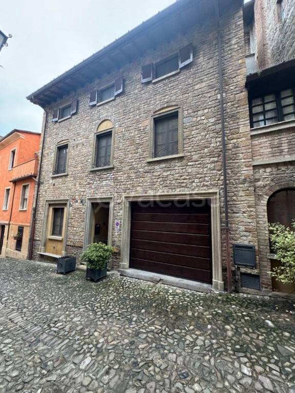 casa indipendente in vendita a Castell'Arquato