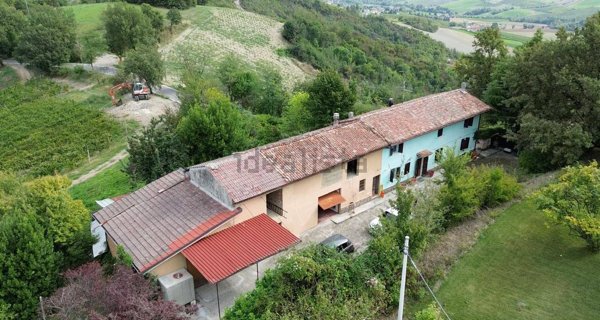 casale in vendita a Castell'Arquato