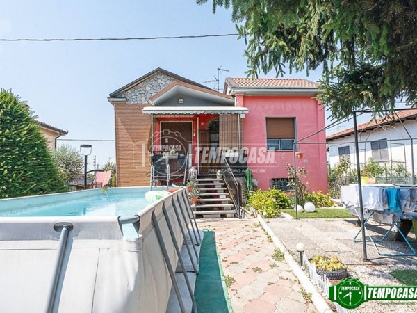 casa indipendente in vendita a Castel San Giovanni in zona Fontana Pradosa