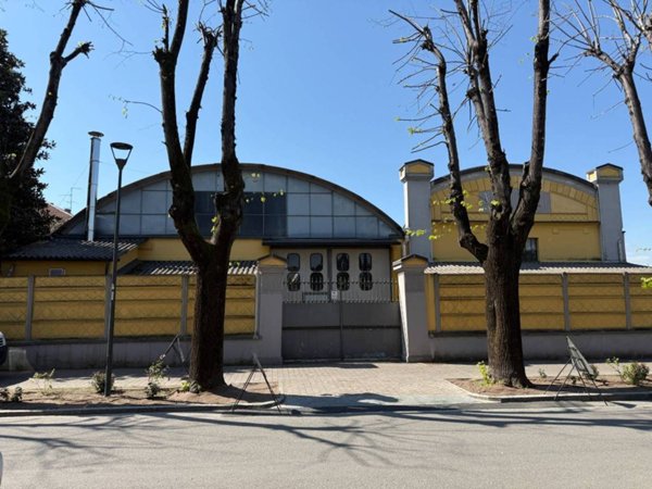 locale commerciale in vendita a Castel San Giovanni