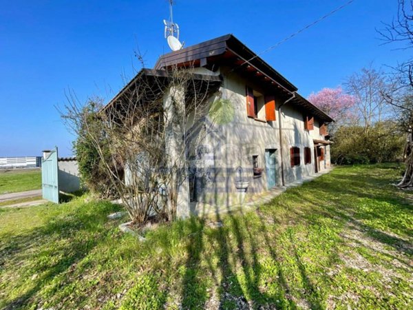 casa indipendente in vendita a Castel San Giovanni in zona Fontana Pradosa