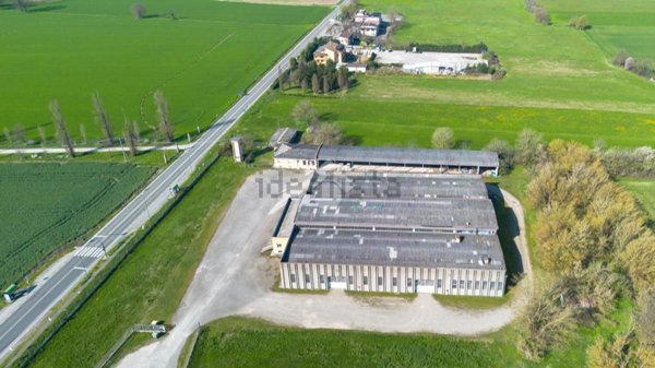 capannone in vendita a Castel San Giovanni in zona Fontana Pradosa